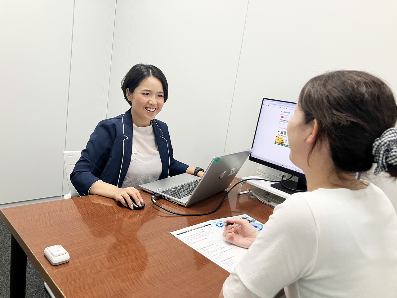 派遣登録当日・キャリアパートナーと登録スタッフが会話する様子